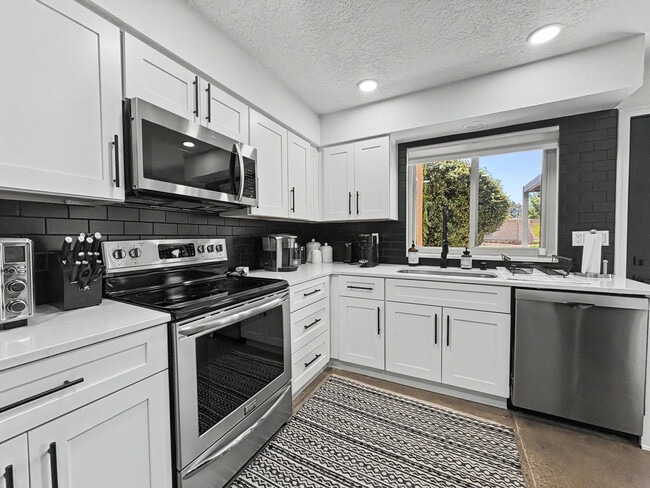 Photo - 9608 Merion Cir NE