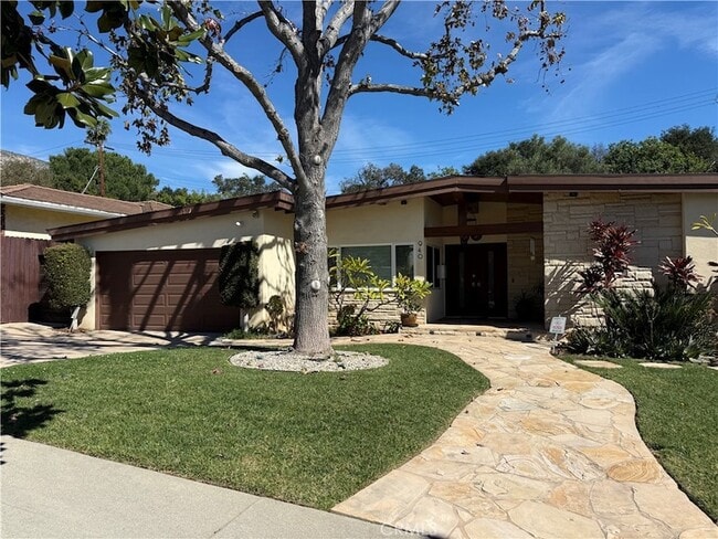 Photo - 940 Crestview Dr