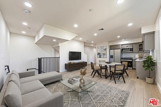 Photo - 5434 Romaine St