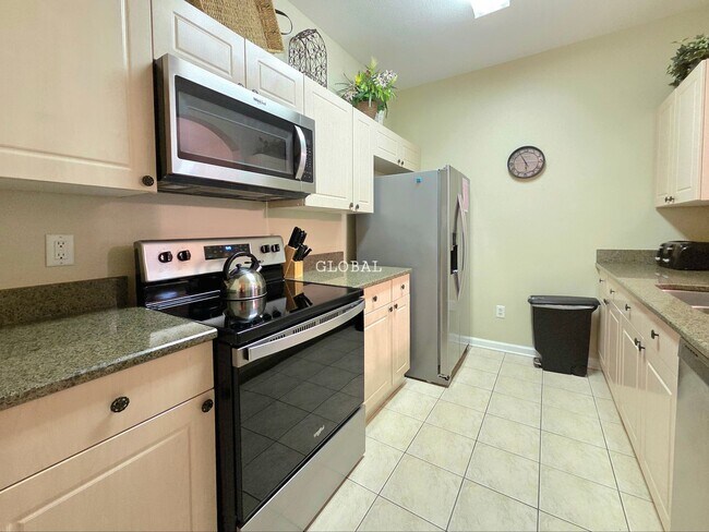 Photo - Spacious 3-bed, 2-bath Condo with Amenitie... Unidad 103