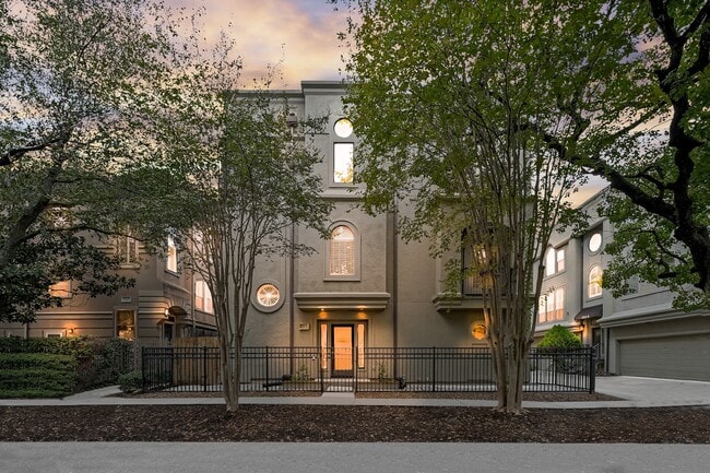 Building Photo - 2414 Dorrington St Unit A