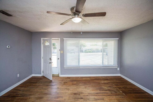 Photo - Charming 2/1 with Large Backyard!