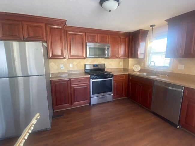 Building Photo - 2 Mason Ave