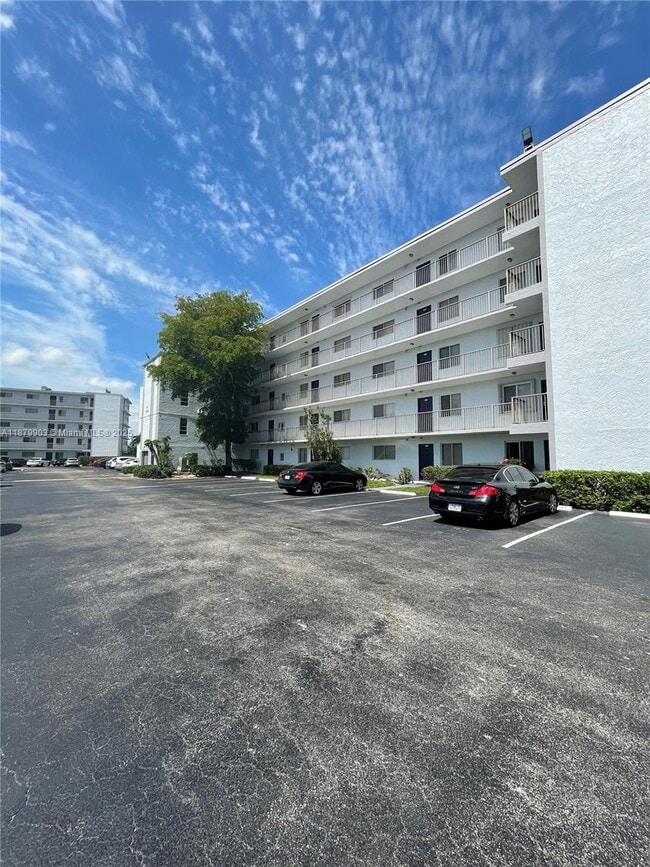 Building Photo - 8610 N Sherman Cir Unit 406 Rental