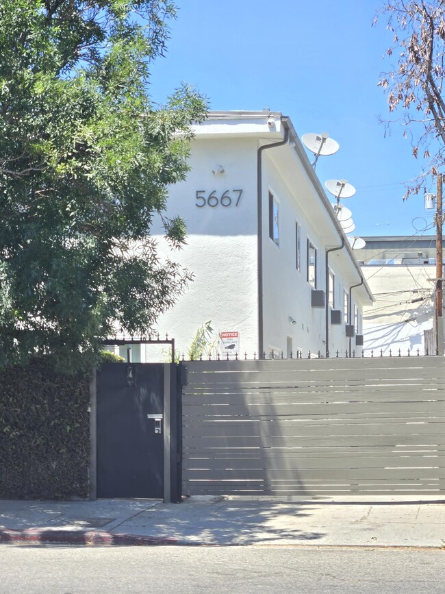 Building Photo - 5667 Fountain Ave Unit #8