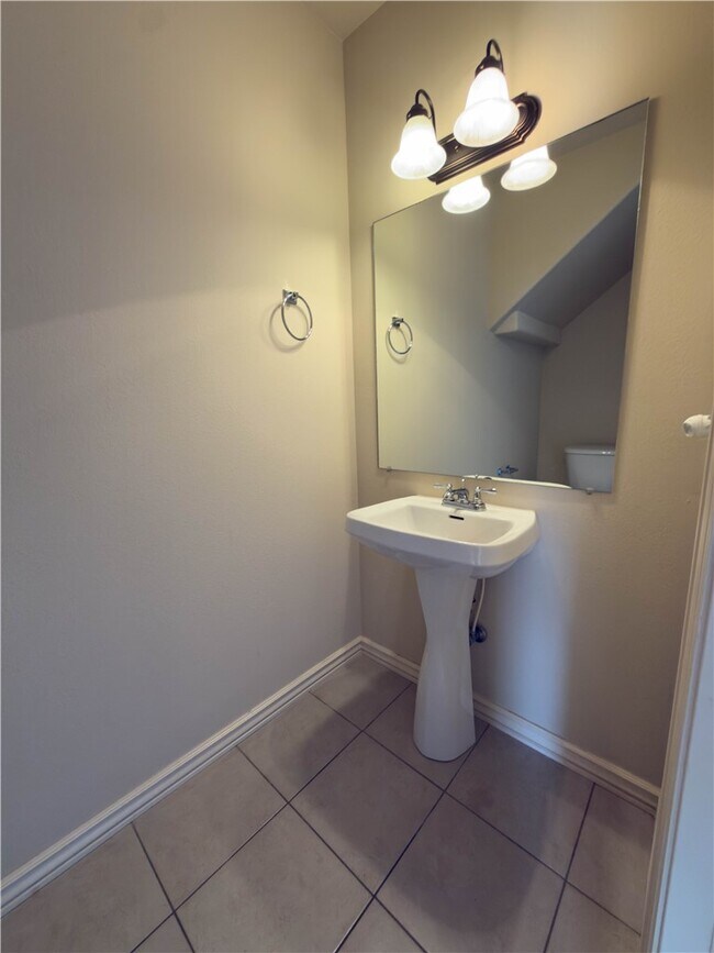 Photo - 902 Oakwood Ln