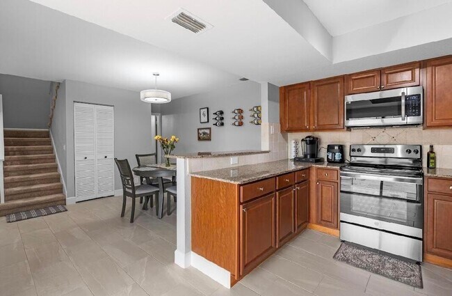 Photo - 1590 Shaker Cir