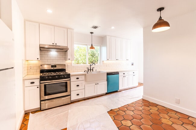 Photo - 3949 Langford St