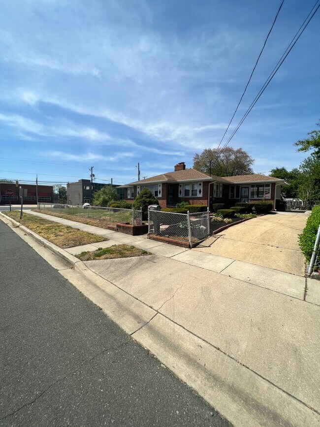 Photo - Amazing 6 Bedroom 2 Bathroom home with dual driveways