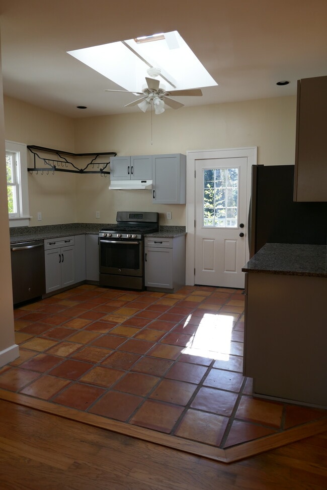 Building Photo - 145 S Columbia Dr Unit B Rental