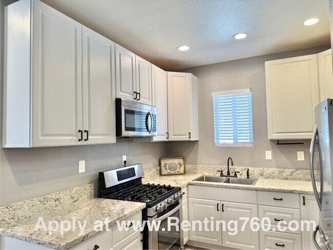 Building Photo - 56824 Cobalt Rd Unit B - 56824 Cobalt Rd Rental
