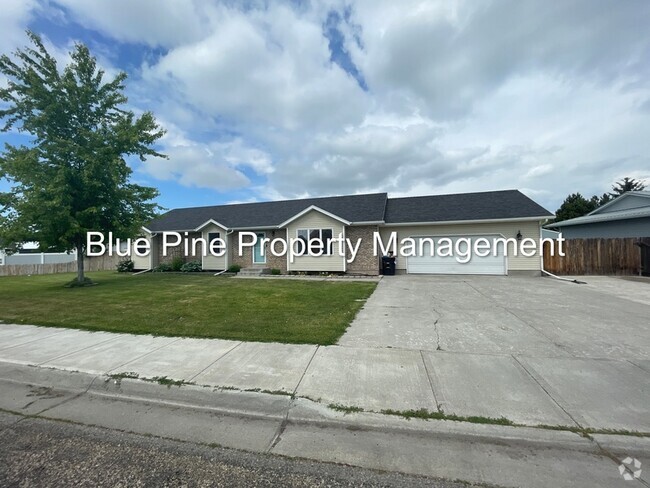 Building Photo - 810 Tennis Ct Dr Rental