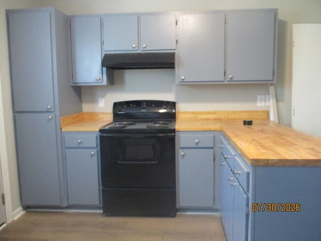 Photo - 323 Oak St