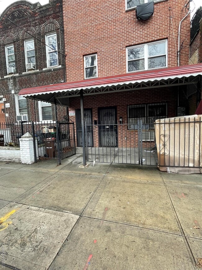 Building Photo - 697 Sheffield Ave Unit 2