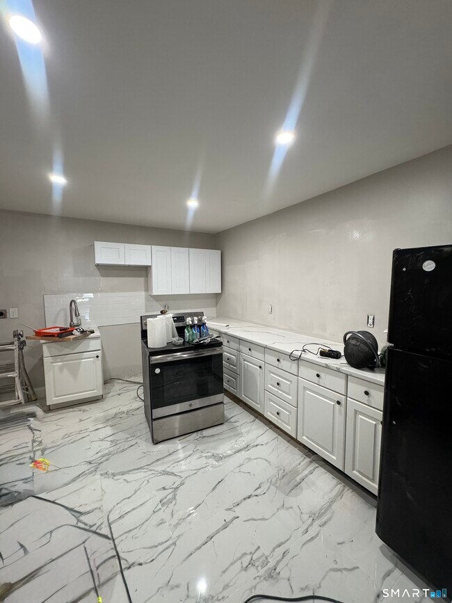 Building Photo - 1012 Dixwell Ave Unit 2