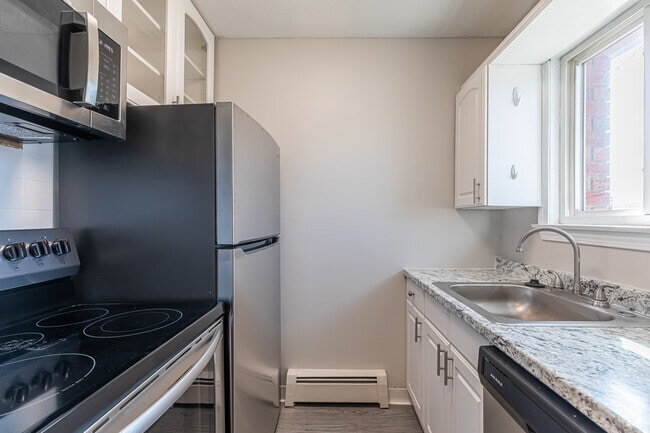 2BR, 2BA Townhouse - Kitchen - Westwood Court Townhouses