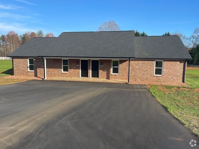 Building Photo - Available July 10th, 2025! 2BD 1 BA Duplex... Rental