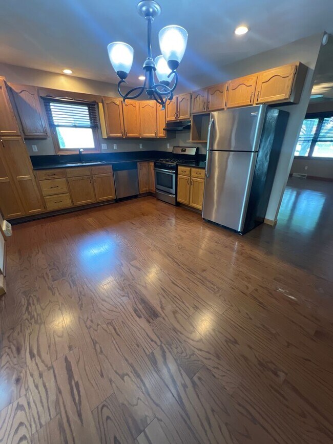 Photo - TWIN LAKES! MOVE IN READY 3 BEDROOM!