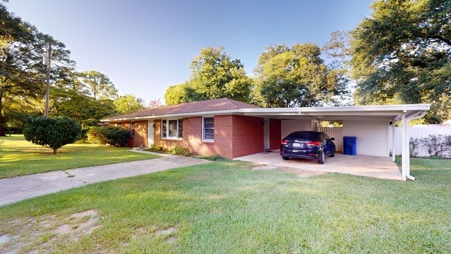 Photo - Large 3 bedroom, 1.5 bath located on a corner lot in Prattville.