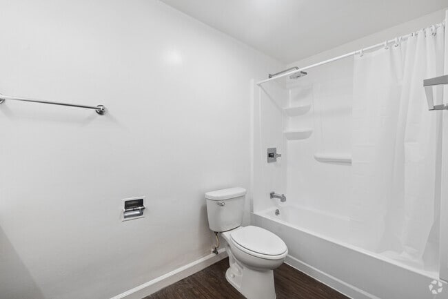 2BR, 2BA - 1,500SF - Bathroom
