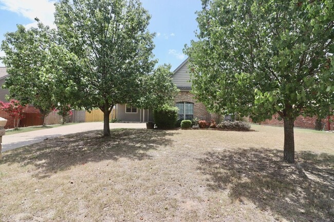 Building Photo - FOR LEASE! Nice 3 BR + Upstairs Bonus Room - 2 BA - 2 Car Garage - Brick Home in Great Location N...