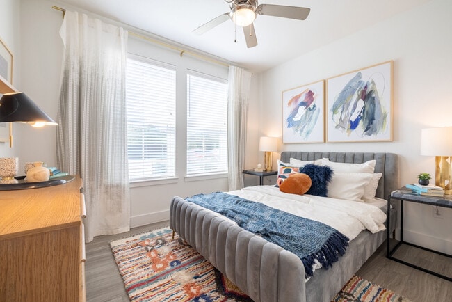 1BD, 1BA - 586SF - Bedroom
