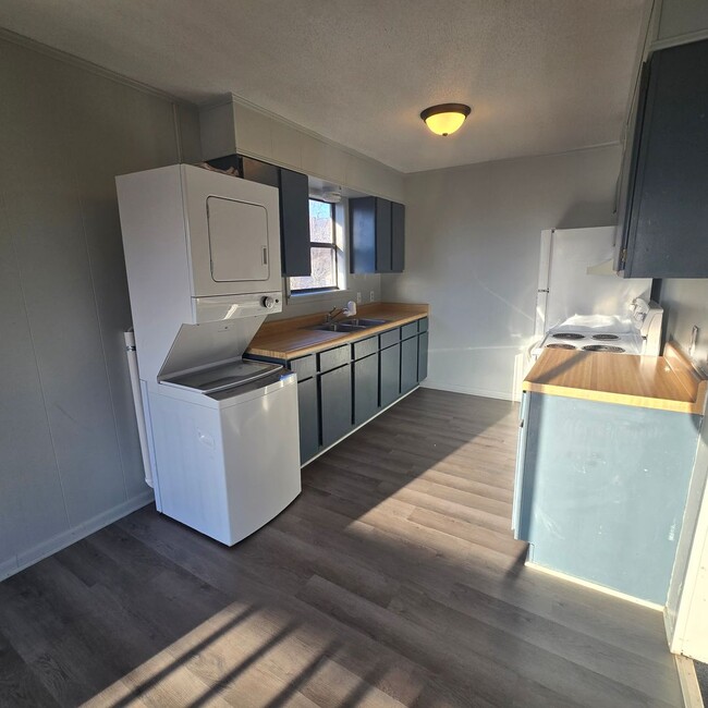 Photo - Modern & Spacious Upstairs 1 Bedroom Bungalow - Washer/ Dryer Included! Unidad 1265 Arch