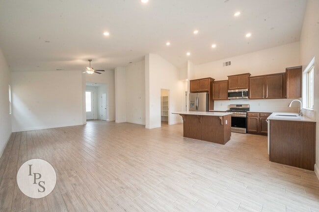 Photo - 2022 South/East Fresno Home, 4BR/2BA - Lots of Amenities!