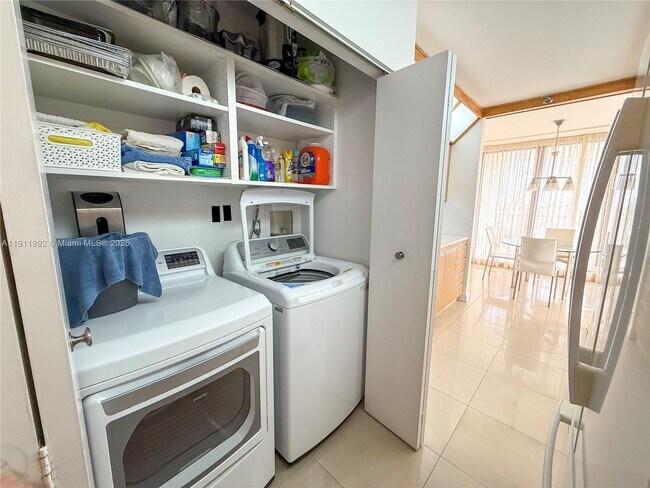 Photo - 19667 Turnberry Way Unidad 5B