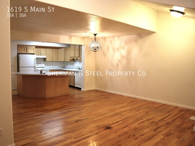 1619 S Main St