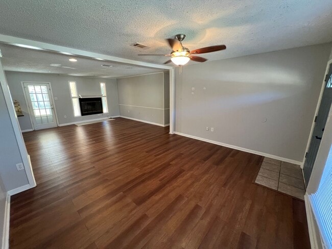 Photo - Comfortable 3 Bedroom, 2 Bath Home with Patio & Fireplace