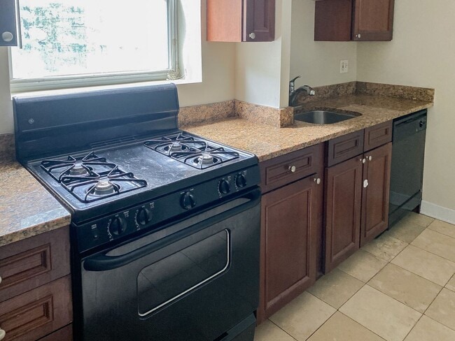 Photo - 3912-28 N. Pine Grove