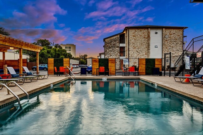 Building Photo - Summit at Hyde Park Rental