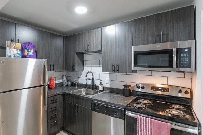 2BR, 1BA - 900 SF
