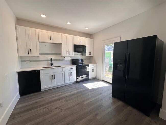 Photo - 720 Neches St