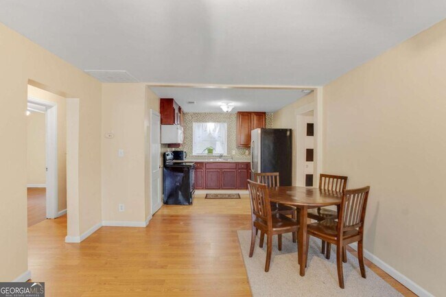 Photo - 695 Trout St