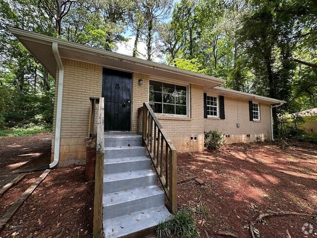 Building Photo - 4 bed and 2 bath in Decatur! Rental