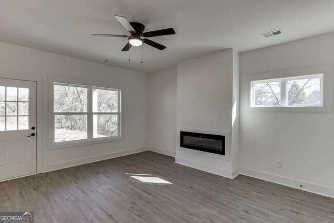 Photo - 585 Clayton St