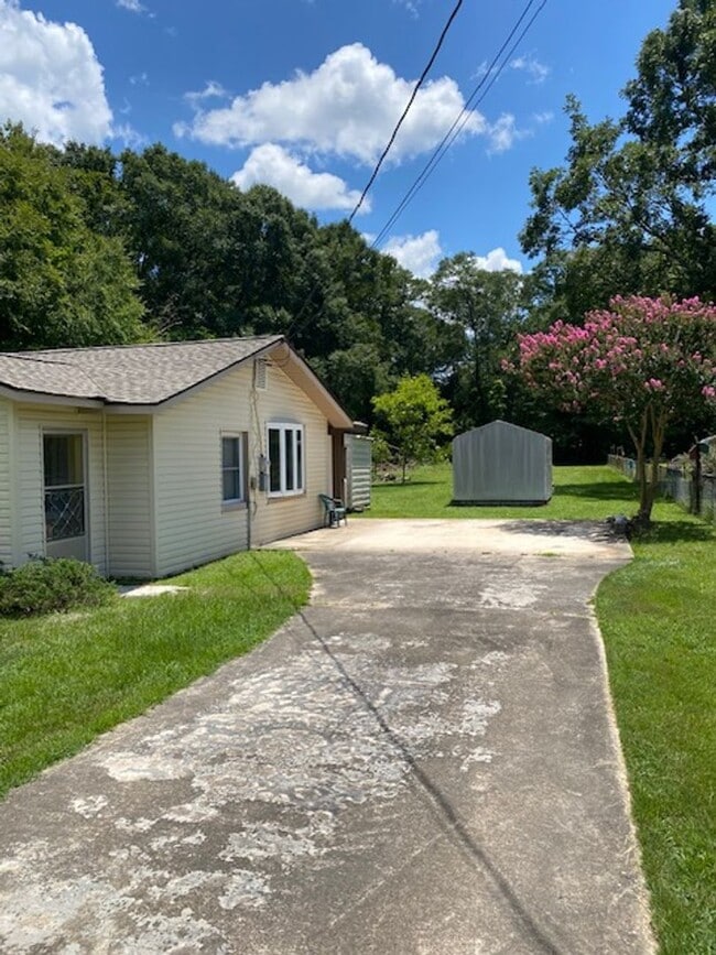 Photo - Quiet Living and close to the Back Gate