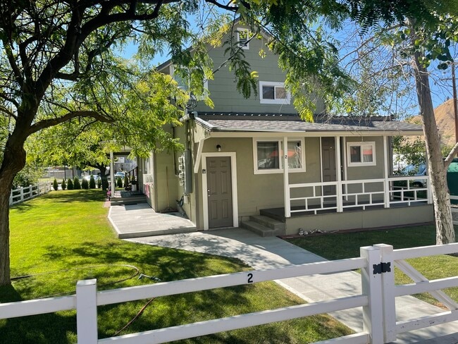 4plex rear view - 203 S Division St Unit 3