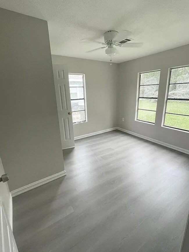 Photo - 1850 Hebert St
