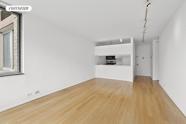 Photo - 350 W 50th St