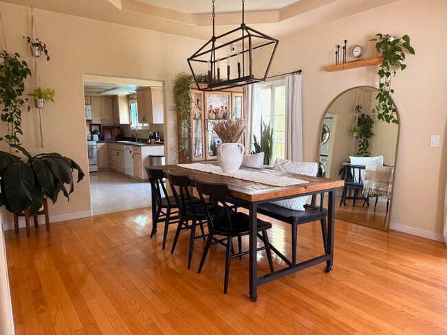 Comedor - 222 S Hamilton Dr Unidad B