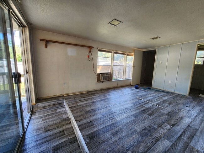 Photo - Discounted rent!.. 2 Bed 1 Bath Loaded with XTRA features!