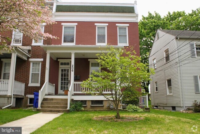 Building Photo - 206 E 8th St Rental