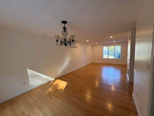 Photo - 7 Upton Ln