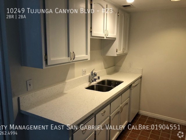 Building Photo - GORGEOUS REMODELED TWO BEDROOM CONDO IN TU... Unit #23