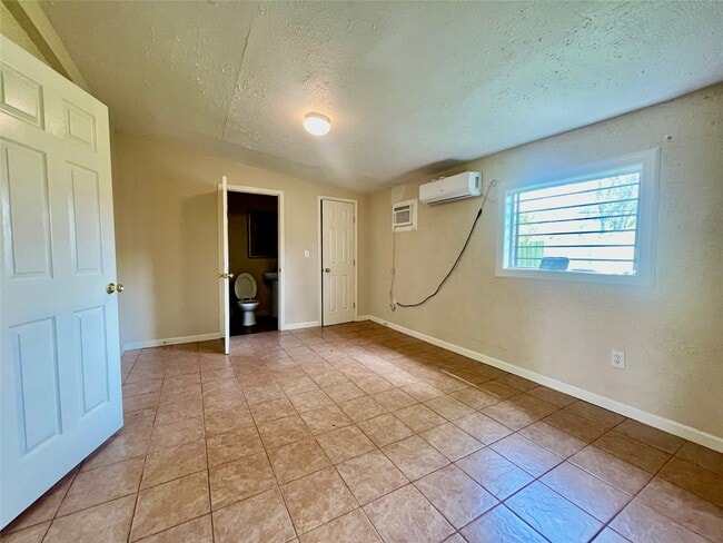 Photo - 547 W Obion Rd