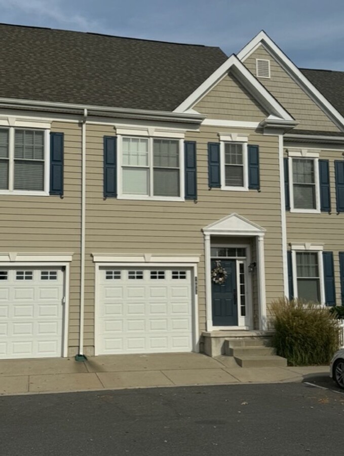 Well Maintained 3 Bedroom, 3 1/2 Bath Furn... - Well Maintained 3 Bedroom, 3 1/2 Bath Furn... Townhome