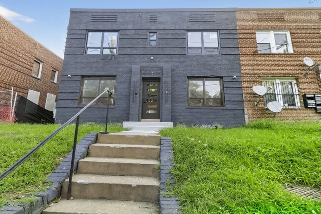 Building Photo - 412 Newcomb St SE Unit #1